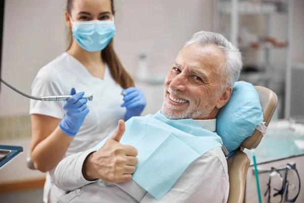 Positiv alternder Patient fühlt sich beim Zahnarztbesuch wohl — Stockfoto