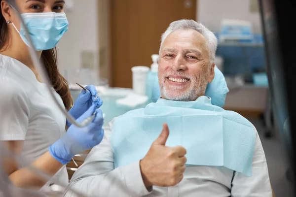 在牙科检查中，快乐的老年人感觉很好 — 图库照片