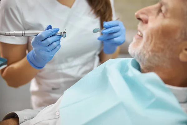 Zertifizierter Zahnarzt mit Instrumenten für zahnärztliche Untersuchungen — Stockfoto