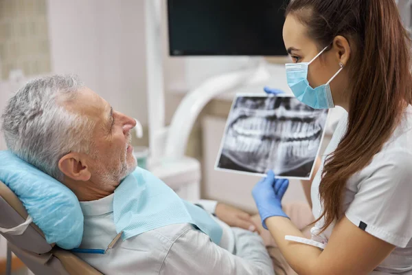 Professionele vrouwelijke specialist in het bezit van een tandheelkundig radiogram — Stockfoto