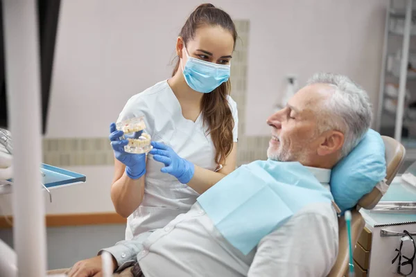 Qualifizierte Zahnärztin mit Zahnimplantaten — Stockfoto