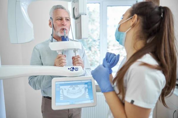Professzionális fogorvos nézi a betegét röntgenen. — Stock Fotó