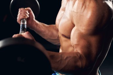 Güçlü adam ağırlık kaldırıyor.