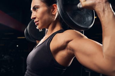 Spor salonunda çalışan kararlı genç bir kadın.