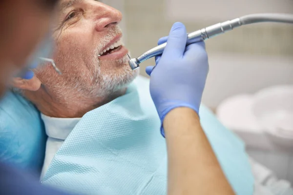 Idősebb állampolgár rendszeres fogorvosi vizsgálaton — Stock Fotó