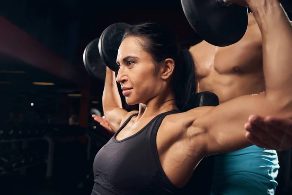 Spor hocası tarafından eğitilmiş atletik bir bayan. — Stok fotoğraf