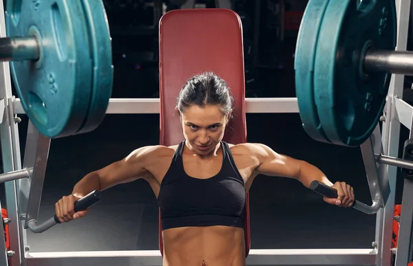 Vacker sportig dam som tränar på gymmet — Stockfoto