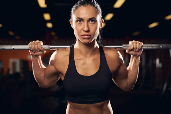 在健身房决心做漂亮的女运动员举重 — 图库照片
