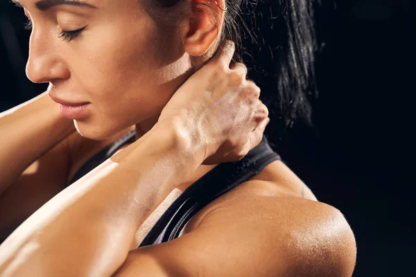 Jovem atleta sentindo dor muscular no pescoço — Fotografia de Stock