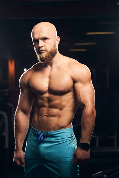Hombre musculoso guapo parado sin camisa en el gimnasio —  Fotos de Stock
