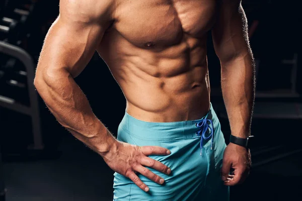 Well-built athletic man posing without a shirt — Stock Photo, Image