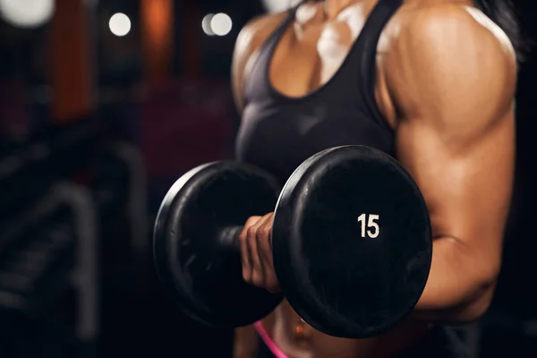 Spor salonunda kaslı bayan sporcu ağırlık kaldırıyor. — Stok fotoğraf