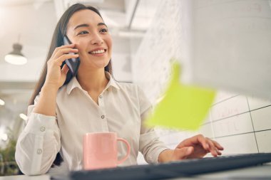 Telefon başına konuşurken sevimli bir kadın portresi.
