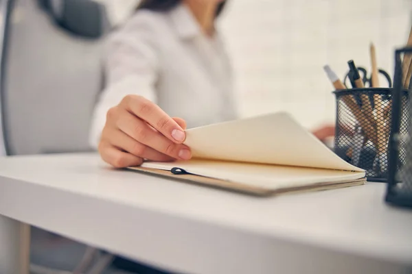 Close up of female hand being on the table — Stock Photo, Image