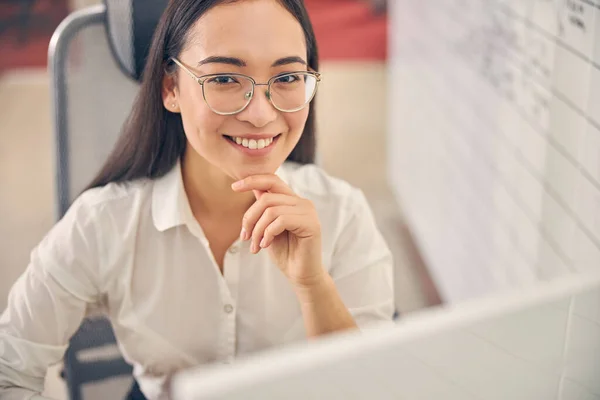 Primer plano de encantadora hembra que posando en cámara — Foto de Stock