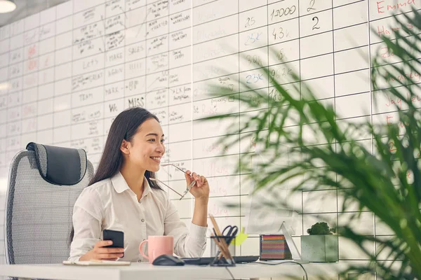 Positiv entzückte internationale Frau genießt Online-Kommunikation — Stockfoto