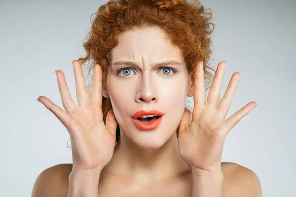 Encantadora joven con una cara de maquillaje de lujo con manos — Foto de Stock