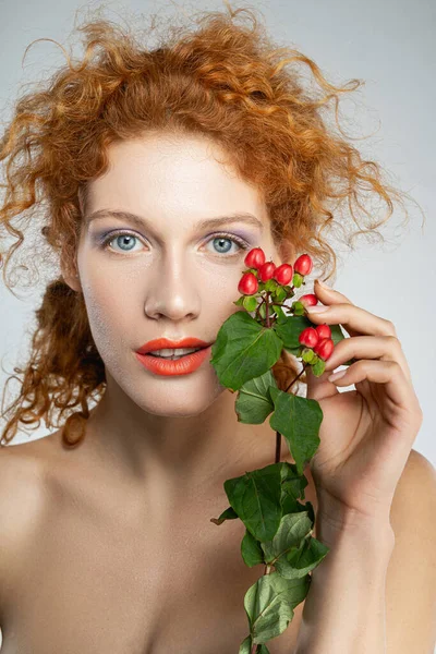 Mulher bonita segurando sprig com bagas vermelhas — Fotografia de Stock