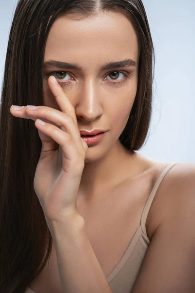 Frumoasa femeie tânără atingându-și fața cu pielea perfectă — Fotografie, imagine de stoc
