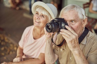 Bir kadın ve optik aleti olan bir adam.