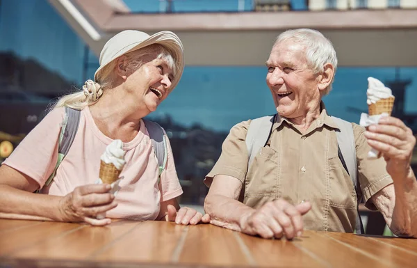 Šťastný muž a žena sedí u stolu venku — Stock fotografie