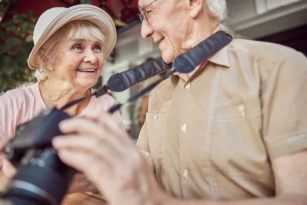 Feliz anciana sonriendo a un hombre en un café — Foto de Stock