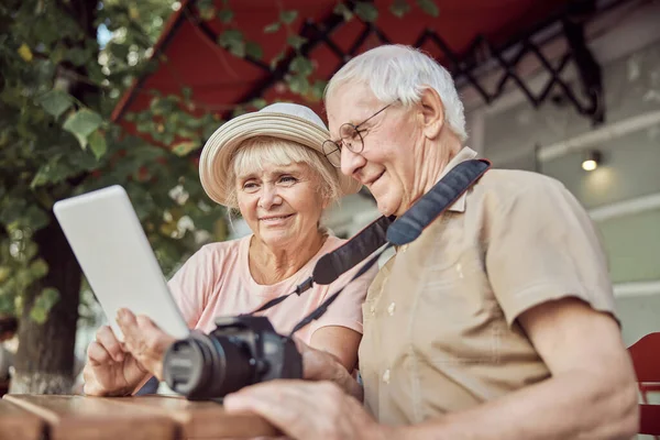 Piacere caucasico pensionato femminile in possesso di un gadget — Foto Stock