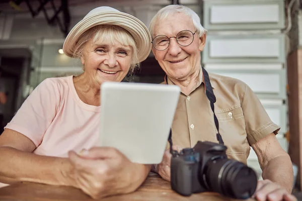 Senior coppia sposata con gadget in un caffè di strada — Foto Stock