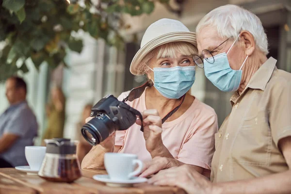 Fotografin starrt einen grauhaarigen Mann an — Stockfoto