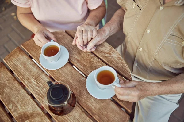 Amare gli anziani coppia seduta in un caffè — Foto Stock