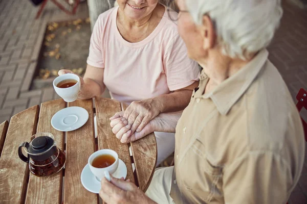 Bir kafede oturan yaşlı evli bir çift. — Stok fotoğraf