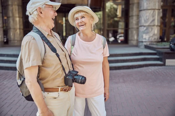 Dva starší turisté s batohy stojící venku — Stock fotografie