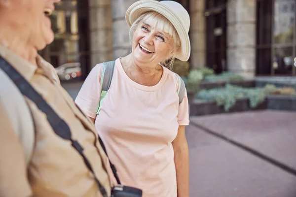 Веселая пожилая женщина смотрит на своего мужа — стоковое фото