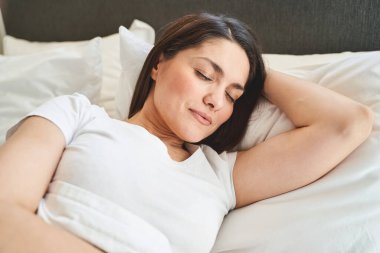 Huzurlu güzel bayan huzurlu bir uyku çekiyor.