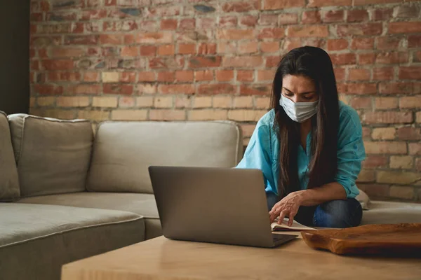 Mujer anotando sus ideas en su cuaderno — Foto de Stock