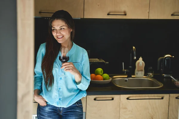 ワインのグラスを持つ喜びの若い女性 — ストック写真