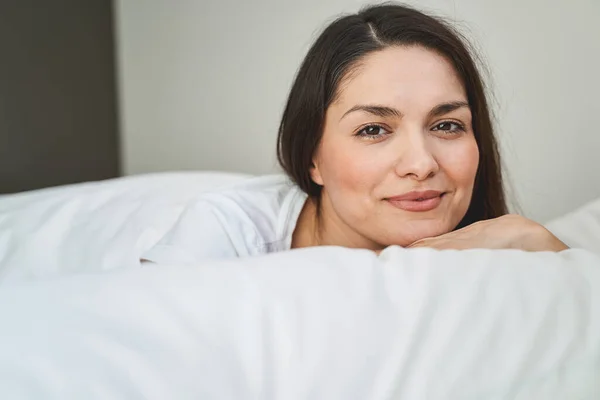 Mujer sonriente y tranquila mirando delante de ella — Foto de Stock