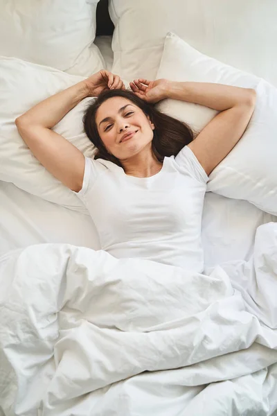 Agradable linda dama descansando en su dormitorio — Foto de Stock