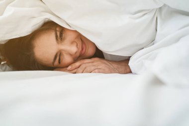 Kafkasyalı kadın yarı uyanık bir halde önümüze bakıyor.