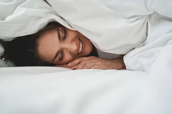 幸せな笑顔が平和的に昼寝をしている美しい女性 — ストック写真