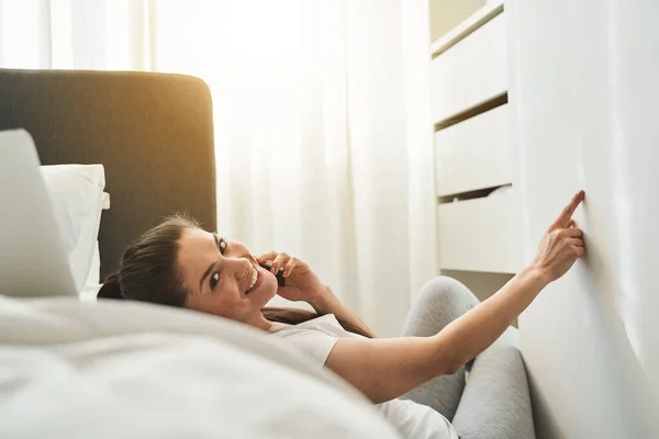 Señora sonriente llamando al teléfono celular —  Fotos de Stock