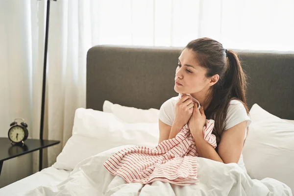 Donna triste in quarantena manca il suo ragazzo — Foto Stock