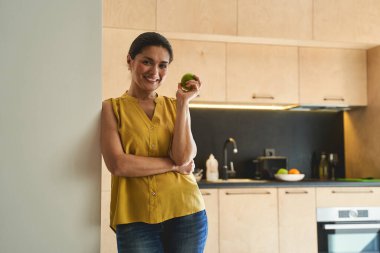 Güzel gülümseyen bayan elma yiyor.