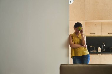 Hayalperest kadın elinde elma tutuyor.