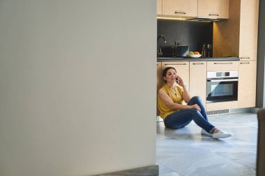 Akıllı telefondaki gülümseyen çekici bayan.