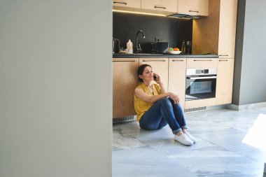 Mutfaktaki cep telefonundan bir kadın arıyor.