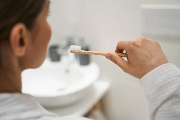 Kvinnan tar hand om sin munhygien — Stockfoto