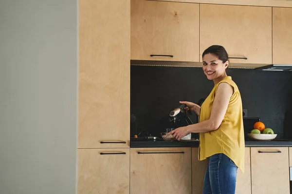 台所で健康的な朝食を準備する女性 — ストック写真