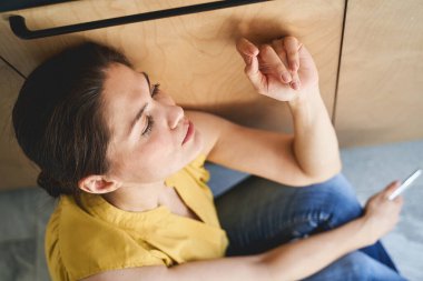 Mutfakta uyuyakalan siyah saçlı kadın.