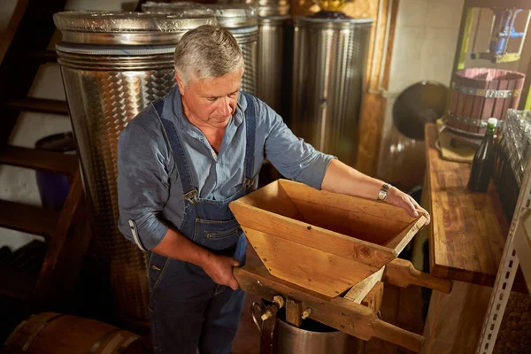 Enólogo sénior segurando um triturador de uvas de madeira — Fotografia de Stock